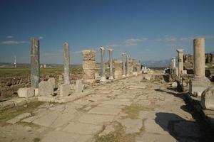 calle columnada en laodicea en la antigua ciudad de lycus en denizli, turkiye foto