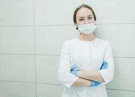 mujer joven dentista en bata blanca foto