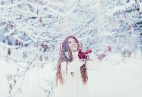 mujer con sombrero de invierno foto