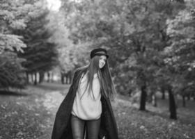 mujer con sombrero en un parque de otoño foto