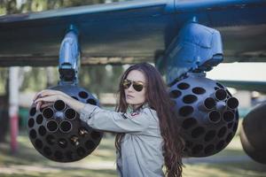 modelo de moda en uniforme militar foto