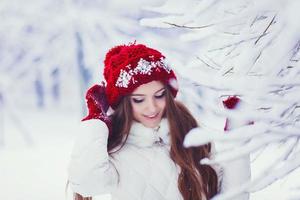 retrato de invierno de una joven y hermosa mujer morena foto