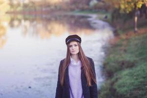 mujer hermosa en el parque otoño foto