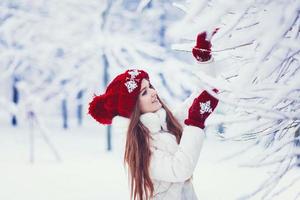 mujer joven con sombrero de invierno y mitones foto