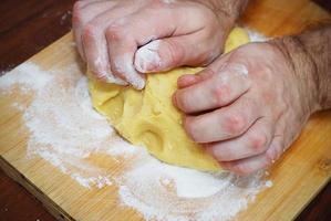 manos masculinas haciendo masa para pizza. proceso de cocción de la panadería