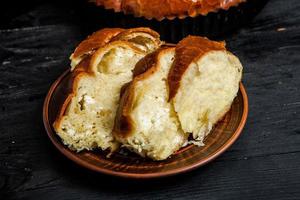 pan fresco del horno. pastel de queso tradicional de rumania llamado saralie. pan casero elaborado con harina de trigo blanco. foto