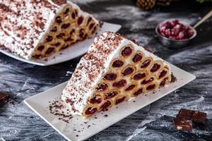 un postre o pastel moldavo tradicional que consiste en panqueques con cereza, crema de leche y crema de chocolate también llamado cosma lui guguta. foto