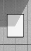 maqueta de marco de póster colgada en la pared gris. representación 3d foto