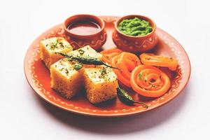 khaman dhokla con jalebi o imarti, popular combinación de bocadillos de la india foto