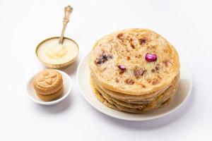 dulce khoya roti o peda chapati paratha elaborado con crema de leche espesa o khoa, khowa, mawa foto