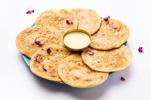 dulce khoya roti o peda chapati paratha elaborado con crema de leche espesa o khoa, khowa, mawa foto