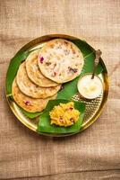 puran poli, puran roti, holige, obbattu, o bobbattlu, es pan plano dulce indio de maharashtra foto