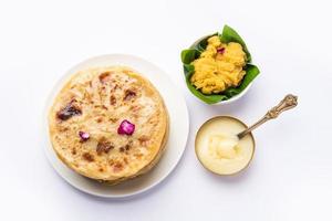 puran poli, puran roti, holige, obbattu, o bobbattlu, es pan plano dulce indio de maharashtra foto