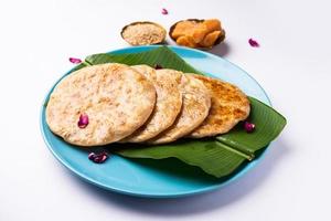 hasta gul roti para makar sankranti. chapati dulce, poli elaborado con semillas de sésamo, azúcar moreno foto