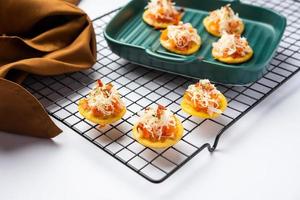 La pizza papdi son mini bocados de comida, el refrigerio de fiesta favorito de los niños indios foto