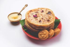 dulce khoya roti o peda chapati paratha elaborado con crema de leche espesa o khoa, khowa, mawa foto