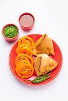 samosa de verduras con jalebi, combinación de bocadillos también llamada imarti y sambusa, samusa foto