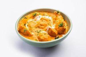 sabroso curry de pollo con mantequilla o murg makhanwala o plato de masala de la cocina india foto