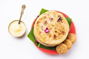 dulce khoya roti o peda chapati paratha elaborado con crema de leche espesa o khoa, khowa, mawa foto