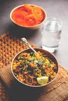 aloo poha con jalebi, combinación de bocadillos también llamada imarti y kande pohe foto