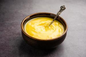 pura tup o desi ghee también conocida como mantequilla líquida clarificada foto