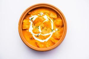 sabroso curry de pollo con mantequilla o murg makhanwala o plato de masala de la cocina india foto