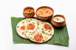 uttapam o uttappa o oothapam es una receta de desayuno saludable de la cocina del sur de India foto