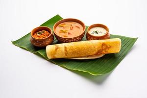 un dosa, también llamado dosai, dosey o dosha, es un panqueque delgado en la cocina del sur de la India foto