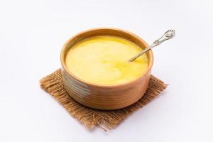 pura tup o desi ghee también conocida como mantequilla líquida clarificada foto