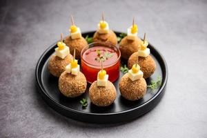 Bolas de queso de maíz con salsa - bocadillo de fiesta popular de la India foto