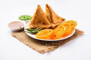 samosa de verduras con jalebi, combinación de bocadillos también llamada imarti y sambusa, samusa foto