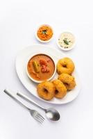 sambar vada o medu vadai con sambhar y chutney - merienda o desayuno popular del sur de la India foto