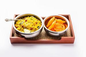 aloo poha con jalebi, combinación de bocadillos también llamada imarti y kande pohe foto