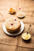 hasta gul roti para makar sankranti. chapati dulce, poli elaborado con semillas de sésamo, azúcar moreno foto