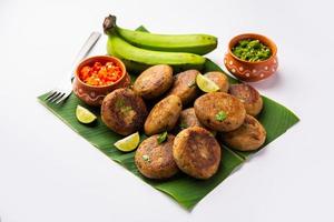 chuleta de plátano cruda también llamada plátano o kacche kele ki tikki o empanadas, servida con chutney foto