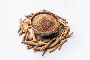 ashwagandha o aswaganda o ginseng indio es un medicamento ayurveda en forma de tallo y polvo foto