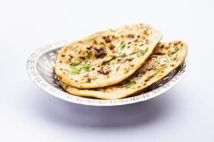 tandoori naan, tandoori roti indio o pan plano servido en un plato, aislado foto