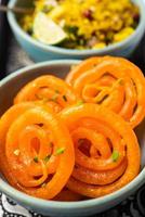 aloo poha con jalebi, combinación de bocadillos también llamada imarti y kande pohe foto