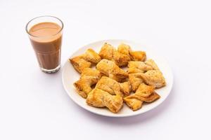 La galleta de hojaldre khari o la pasta de hojaldre kharee es un acompañamiento perenne con chai, bocadillo indio foto