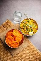 aloo poha con jalebi, combinación de bocadillos también llamada imarti y kande pohe foto