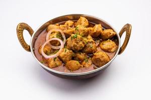 El curry con trozos de soja o el curry para preparar comidas es un delicioso plato indio elaborado con pepitas de soja foto