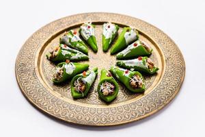 kaju gulkand paan mithai barfi - dulce indio o postre servido en un plato foto