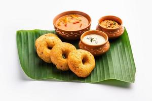 sambar vada o medu vadai con sambhar y chutney - merienda o desayuno popular del sur de la India foto