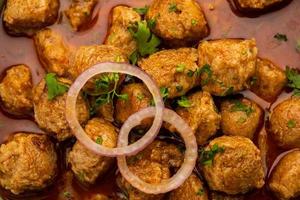 El curry con trozos de soja o el curry para preparar comidas es un delicioso plato indio elaborado con pepitas de soja foto