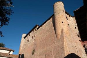 el castillo medieval de castiglione falletto, en el corazón de la langhe piamontés cerca de alba en la temporada de otoño foto