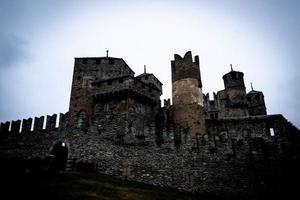 el castillo medieval de fenis, en el valle de aosta. durante las vacaciones de navidad de 2022 foto