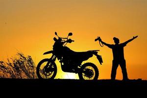 hombre viajando libremente con una moto de motocross. concepto de viaje en motocicleta foto