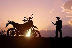 hombre viajando libremente con una moto de motocross. concepto de viaje en motocicleta foto