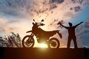 hombre viajando libremente con una moto de motocross. concepto de viaje en motocicleta foto