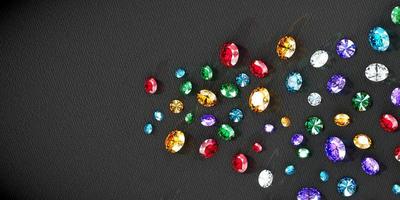 diamantes de piedras preciosas de colores colocados en una representación 3d de fondo brillante foto